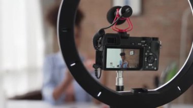 Kamera görüntüsü, kadın nüfuzlu kaydedici canlı yayın video görüntüsü, makyaj, sosyal medya ya da blog. Çevrimiçi pazarlama yayını için kozmetik stüdyo ışıklandırması olan kız.