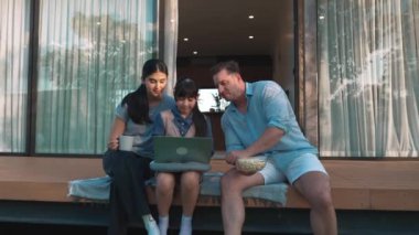 Şirin baba, anne ve kızı birlikte evin bahçesinde oturuyorlar. Ebeveynler, çevre farkındalığıyla ilgili genç nesli iletişim kurmak için açık hava aktivitelerini kullanırlar. Uyumsuzluk.