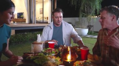 Tatil kutlaması için aile iç bahçemizde. Aile üyeleri, yemeğe. Açık hava kamp aktivitesi yemekle rahatlamak ve nesiller arası tatlı akrabalarla vakit geçirmek için. Uyumsuzluk.