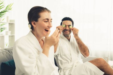 Bornozlu mutlu bir çift, salatalıkla oynuyor ve tatil boyunca gündüz ambians spa salonunun ya da otelin tadını çıkarıyor. Şımarık yüz spa 'sı ve cilt bakımı, esans rahatlığı. Sessiz.