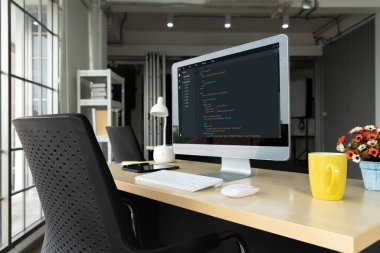 Model uygulama ve program kodlaması için bilgisayar ekranında yazılım geliştirme programlama