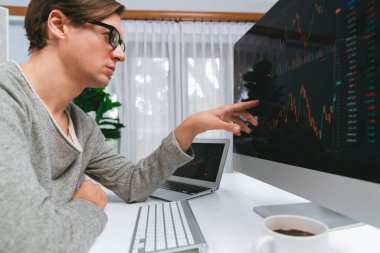 Akıllı yatırımcılar bilgisayar ekranlı ilginç borsa takasını işaret ediyorlar. Finansal teknoloji dinamik yatırım planı modern işyerindeki veri grafiğine odaklanıyor. Bireysel.