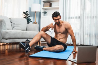 Atletik ve sporcu adam, evdeki formda fiziğe ve sağlıklı spor yaşam tarzına uygun vücut egzersizlerinin zorlu zorluğu nedeniyle hayal kırıklığına uğradı. Gaiety ev egzersizi antrenman konsepti.