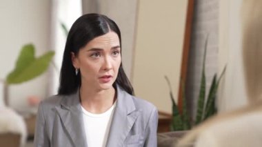 Psikolojik akıl sağlığı danışmanlığı ya da terapi seansındaki genç ve profesyonel bir hastadan akıl hastalığı teşhisi koyarken yardım istemek. Zihinsel tedavi seansı. Blithe