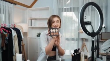 Kadın Etkilenen Vlog video görüntülerini canlı yayınlıyor Makyaj primi sosyal medya veya blog. Kozmetik stüdyosu ışıklandırmalı mutlu genç kız çevrimiçi pazarlama oturumu yayını için..