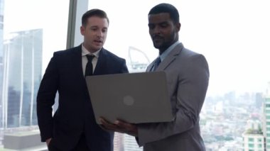 Şehir siluetine bakan süslü ofis, çeşitlilik uzmanlığı iddialı iş genişletme veya stratejik pazarlama tartışmaları. Finansal danışman, danışmanlık sektörü öngörüleri ve fikir verir