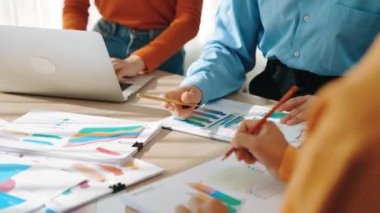 Girişimci şirket çalışanları birlikte çalışır, finansal veri raporlama ve planlama stratejisi, panorama videosundaki yaratıcı iş başarısı için pazarlama içeren renkli BI gösterge panelini analiz eder. Sinerjik