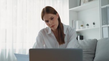 Stresli genç bayanın kredi kartı borçlarıyla ilgili mali sorunları var. Kötü kişisel para ve mortgage ödeme yönetimi krizinden korunmak için. Kadınlar aşırı harcama yüzünden finansal iflastan endişe ediyorlar.