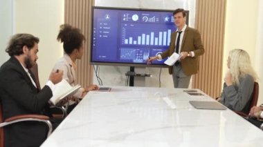 Çeşitli iş adamları ya da şirket çalışanları liderlerinin ya da CEO 'larının gerginliğiyle stresli bir durumda hayal kırıklığını ve öfkesini dile getirirler. Süslü toplantı odası konseptinde kızgın patron.