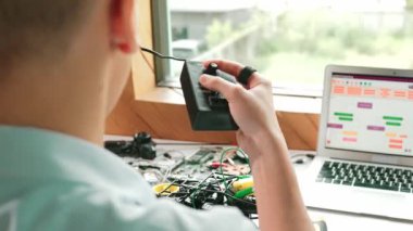 Akıllı öğrencilerin araba model kontrolörünü öğrenirken öğretmenlerinin BTMM 'de dizüstü bilgisayar ekranı kodlama mühendisliği veya programlama sistemi ekranı ile danışmanlık yapmasının arka planı. Öğretim