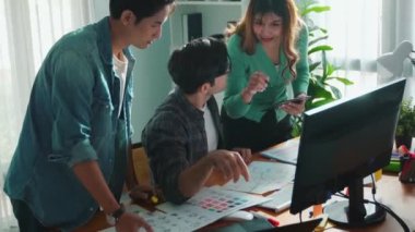 Tasarımcı yazma fikri ekrana bakarken proje yöneticisinin üst görünümü. Akıllı iş adamlarını kapat ve tasarımcı palete bakarken logo tasarımı fikrini açıkla. Sempozyum.