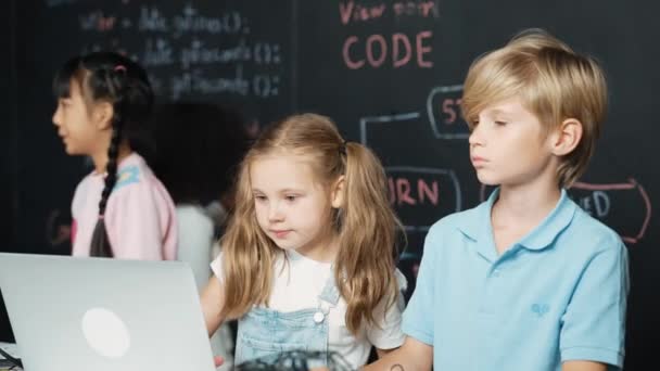 Умная Девушка Используя Ноутбук Программирования Инженерного Кода Различными Друзьями Таблица — стоковое видео