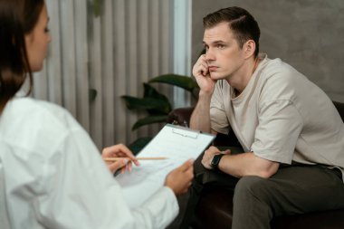 Stresli ve depresif bir hasta zihinsel hastalığı ve depresyonu olan psikiyatristten terapi sırasında yardım istiyor. Akıl sağlığı ve tıbbi bakım konsepti. Açılıyor