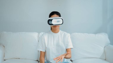 Canlı online alışveriş deneyimi için sanal gerçeklik gözlüğü kullanan genç bir kadın. Sanal gerçeklik VR yeniliği kadın dijital eğlence yaşam tarzı için optimize edildi.