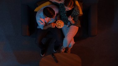 Anne ve babanın birlikte televizyon izlediği, babamın da elinde atıştırmalık kaseyle karısıyla yemek yediği en iyi hava manzarası. Aile birlikte vakit geçirirken film hakkında konuşmaktan zevk alır. Cemaat.