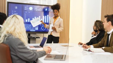 Ofisteki sunum ya da analist ekibiyle süs toplantı odasında mali verileri analiz etmek için BI Fintech 'i kullanın. İş adamları stratejik planlama için TV ekranında BI gösterge panelini analiz ediyor