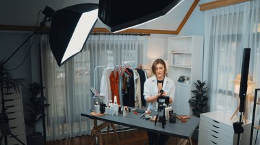 Kadın Etkilenen Vlog video görüntülerini canlı yayınlıyor Makyaj primi sosyal medya veya blog. Kozmetik stüdyosu ışıklandırmalı mutlu genç kız çevrimiçi pazarlama oturumu yayını için..