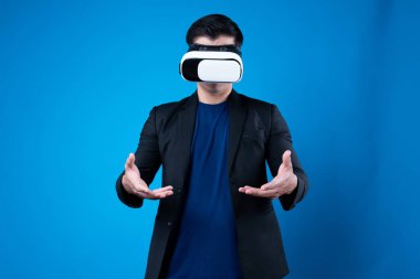 Meta evreni bağlayan VR cihazı takan, havada bir şeyler tutan iş adamlarının profili mavi arka plan fütüristik analitik iletişim teknolojisi sanal gerçeklik kopyalama uzayını izole etti. Entrika.