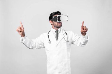Kafkasyalı doktor ayakta dururken tıbbi verileri gösterip seçiyor. Meta-evreni veya görsel gerçeklik programını bağlamak için laboratuvar önlüğü ve sanal gerçeklik gözlüğü takan yakışıklı bir doktor. Teknoloji yeniliği. Sapma.