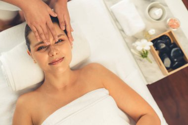 Panorama 'da kadınların stres önleyici kafa masajından ve lüks tatil beldesi veya otel spa salonundaki modern ışık ortamında yüz güzelliği eğlencelerini şımartmaktan hoşlandığı bir manzara var. Sessiz.