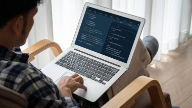 Model uygulama ve program kodlaması için bilgisayar ekranında yazılım geliştirme programlama