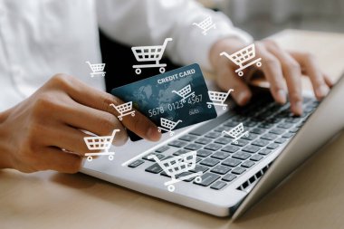 Hologram arayüzü olan zarif müşteri kartı çevrimiçi platformu seçer. Açık e-ticaret uygulaması nakitsiz teknoloji alışveriş envanteri kullanırken akıllı tüketiciler dizüstü bilgisayar kullanıyor. Siber Nakit.