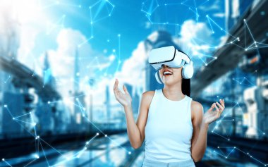 Kadın standı beyaz VR kulaklık takıyor ve beyaz kolsuz bağlantı metaverse, gelecekteki teknoloji siber uzay topluluğu yaratıyor. Etrafına bakıyor ve meta 'da fantezi inşa etmekten zevk alıyor. Halüsinasyon.
