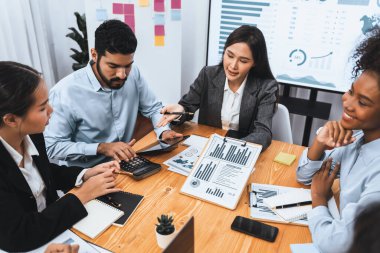 Çok ırklı analist ekibi toplantı masasındaki mali raporu analiz etmek için BI gösterge tablosunu kullanıyor. Çeşitli iş adamlarından oluşan bir grup, iş pazarlama kararı için FIntech 'in veri analizini kullanır. Uyum