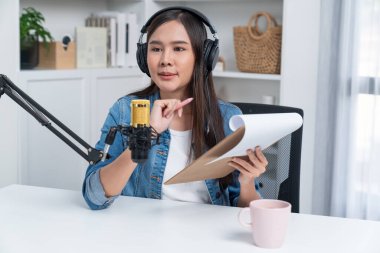 Kot pantolon giyen, yaratıcı yayın yapan genç Asyalı sunucu stüdyo dinleyicisiyle günlük hayatta pazarlamayı ya da danışmanı tanıtmayı online olarak anlatıyor. Taktik.