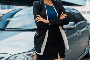 Arabanın yanında duran kendine güvenen profesyonel iş kadını. Araba kiralama ve satış mesleği kavramı. uds