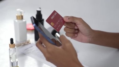 İnternet pazarından alışveriş yapan kadın modern yaşam tarzı için satış malzemeleri arıyor ve önemli siber güvenlik yazılımları tarafından korunan cüzdandan çevrimiçi ödeme için kredi kartı kullanıyor