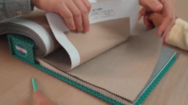 İç mekan tasarımı için tekstil malzemesi ve renk paletini sunan el yapımı mimar ve iç mimar müşteri denetimi ve denetimine dayalı iç mimar. Değiştirilmiş