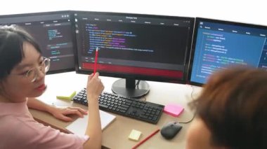 Bilgisayar programlama için arka uç yazılım geliştirici mühendisi. Yazı yazma kodlarını ayıklamak için birlikte çalışıyorlar. Ofisteki monitörde karmaşık algoritmaları çözüyorlar. Filizlenen
