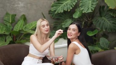 Yeşil bitki üzerine doğal güzellik ve kozmetik dersi yapan iki güzel içerik yaratıcısı bahçe videosunu terk ediyor. Güzellik blogcusu sosyal medyum izleyicilere güzellik hizmetinin nasıl uygulanacağını gösteriyor. Blithe