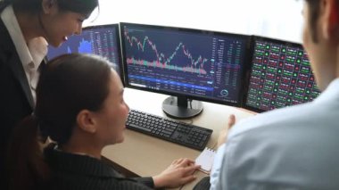 Hisse senedi borsası pazarlamasını analiz eden yavaş çekim şirketindeki yatırımcılar, kayıp için mum bar fiyatını analiz eden monitörlere bakıyor ve kazanç ve kâr elde ediyor. Filizlenen