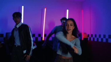 Kameranın önünde dans eden yetenekli break dansçı farklı arkadaşları pop ya da hip hop müziği dinlemek için arkada dans ediyor. Çekici performans ekibi kameraya doğru hareketli hareketler sergiliyor. Mutluluk.