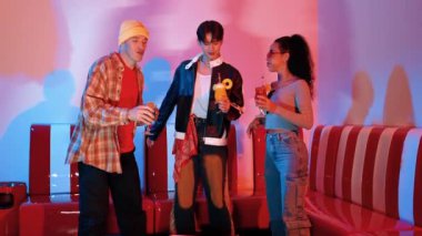 Çeşitli sokak dansçıları hippi modası giyerken partilerde neon ışıkla şehir pop müziğine taşınıyor. Çekici hipster kameraya bakarken dans eder ya da pratik yapar. Mutluluk.