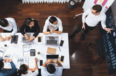 Ofiste sunum ya da analist ekibiyle toplantı odasında mali verileri analiz etmek için BI Fintech 'i kullanmak. İş adamları stratejik planlama için TV ekranında BI gösterge panelini inceliyor.