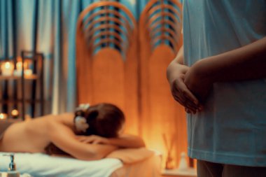 Beyaz kadın müşteri stres önleyici spa masajının keyfini çıkarıyor ve lüks otel ya da otelde sıcak mum ışığında güzellik teniyle eğleniyor. Sessiz.