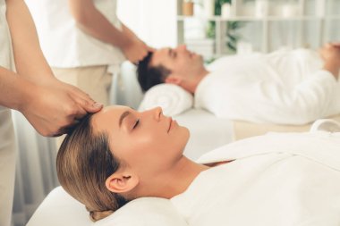 Kafkasyalı çift stres önleyici kafa masajının keyfini çıkarıyor ve lüks otellerde ya da otel spa salonlarında gündüz kaplıcalarında yüz güzelliği eğlencelerini şımartıyor. Sessiz.