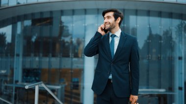 Kafkasyalı yetenekli bir proje yöneticisi. Bulanık geçmişiyle şehirde yürürken telefonla konuşuyor. Akıllı telefon kullanan yetenekli bir işadamı bulanık geçmişi olan bir proje yöneticisiyle konuşuyor. Sevinçli..