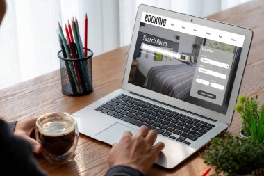 Çevrimiçi otel konaklama rezervasyon sitesi mod rezervasyon sistemi sağlar. Seyahat teknolojisi kavramı .