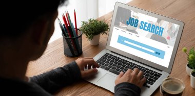 Çalışanların işe alım İnternet ağındaki iş fırsatlarını araması için mod web sitesinde online iş araması