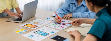 Mobil uygulama ya da web sitesi için kullanıcı arayüzü prototipi planlayan yeni başlayan şirket çalışanlarının panorama pankartı. UX UI tasarımcı beyin fırtınası kullanıcı dostu arayüz planı. Sinerjik