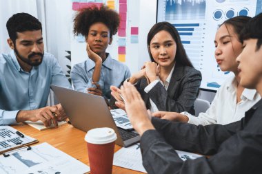 Çok ırklı analist ekibi toplantı masasındaki mali raporu analiz etmek için BI gösterge tablosunu kullanıyor. Çeşitli iş adamlarından oluşan bir grup, FIntech 'in veri analizini başarılı iş pazarlaması için kullanır. Uyum