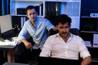 İş arkadaşları stresli duygularla gece vakti yatırım başarısızlığı projesini tartışıyor. Oturan destekçi, işyerindeki ekonomik durgunlukla çözüme ulaşacak çözümler arıyor. Satılabilir.