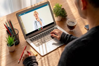 Hasta ile sanal görüşme için mod teletıp yazılım uygulaması tarafından çevrimiçi doktor görüntüsü çağrısı