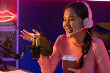 Sosyal medyada müziği dinleyen, elinde kahve tutan, pastel renkli kulaklık takan, Neon Stüdyoları 'ndaki kameraların mikrofon kayıtlarını kullanan yaratıcı yayın kanalı. Taktik.