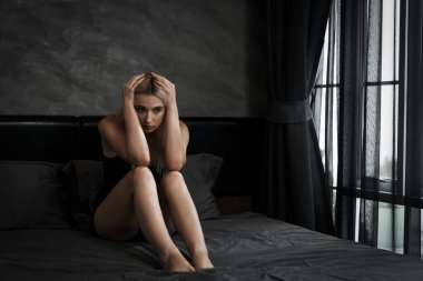 Kritik depresyon ve anksiyete bozukluğu olan genç bir kadın, yalnızlık, akıl hastalığı, ya da istenmeyen hamilelik, karanlık yatak odasında kendine sarılıyor. Bunaltıcı olumsuz düşünce. Blithe