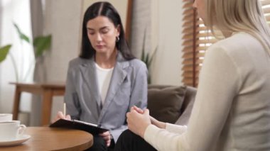 Psikolojik akıl sağlığı danışmanlığı ya da terapi seansındaki genç ve profesyonel bir hastadan akıl hastalığı teşhisi koyarken yardım istemek. Zihinsel tedavi seansı. Blithe